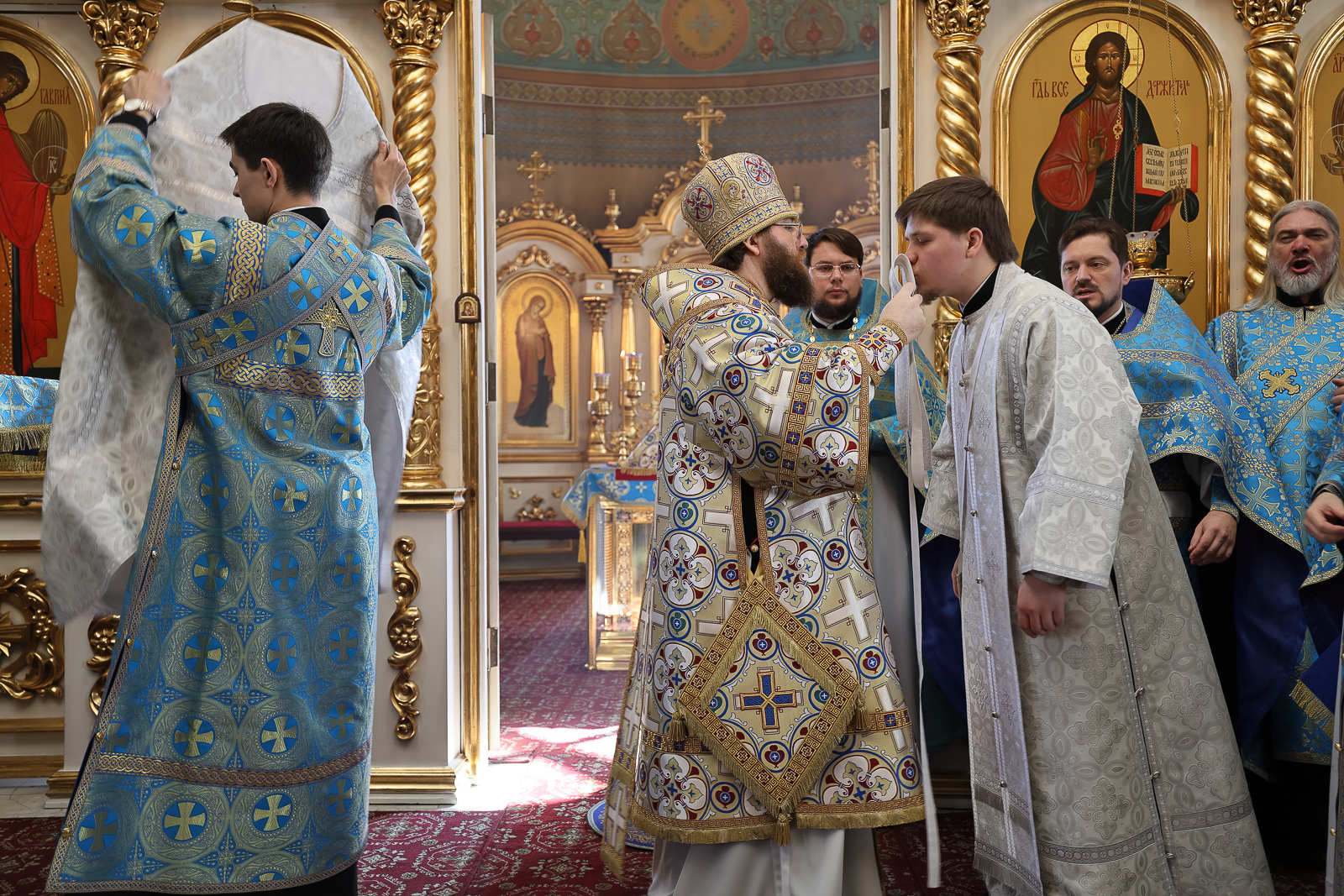 Богослужения в св. ЧИНВ Енчани я в Свято Троицком кафедральном соборе.