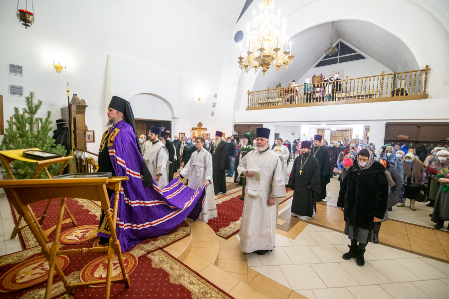 Храм рождества христова расписание. Богослужение в храме Рождества Христова в Балаково. Храм Рождества Балаково. Христорождественский храм Балаково. Батюшка литургия.