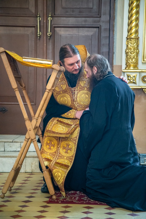 Исповедь священника грехи. Священник на исповеди. На исповеди у батюшки. Исповедовать. Женщина на исповеди у батюшки.