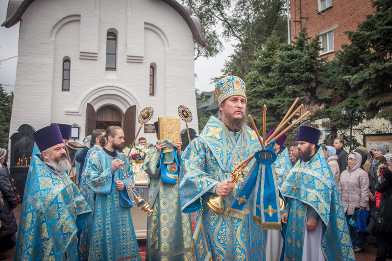 Храм пресвятой богородицы энгельсе. Храм в честь Покрова Божией матери Энгельс. Церковь Покрова Пресвятой Богородицы Энгельс батюшка. Храм Покрова на Волге.