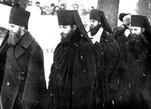 Декабрь 1986 г. Троице-Сергиева лавра. Крайний слева – наместник ТСЛ архимандрит Алексий (Кутепов), рядом с ним иеродиакон Лонгин (Корчагин). Крайний справа – благочинный лавры игумен Онуфрий (Березовский), ныне митрополит Киевский и всея Украины Декабрь 1986 г. Троице-Сергиева лавра. Крайний слева – наместник ТСЛ архимандрит Алексий (Кутепов), рядом с ним иеродиакон Лонгин (Корчагин). Крайний справа – благочинный лавры игумен Онуфрий (Березовский), ныне митрополит Киевский и всея Украины