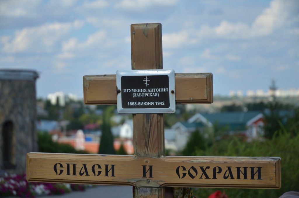 Крест на месте захоронения игумении Антонии в Свято-Алексиевском женском монастыре