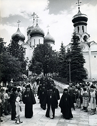 Конец учебного года в Московских духовных школах. Середина 1980-х годов. В центре – ректор МДАиС архиепископ Дмитровский Александр (Тимофеев)